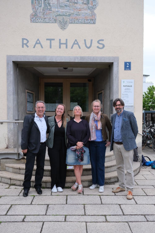 Bernhard Keppler, Verena Oliveira dos Santos, Lisa Stockmann, Rike Schiele und Jan Bertram sind hier vor dem Rathaus zu sehen.
